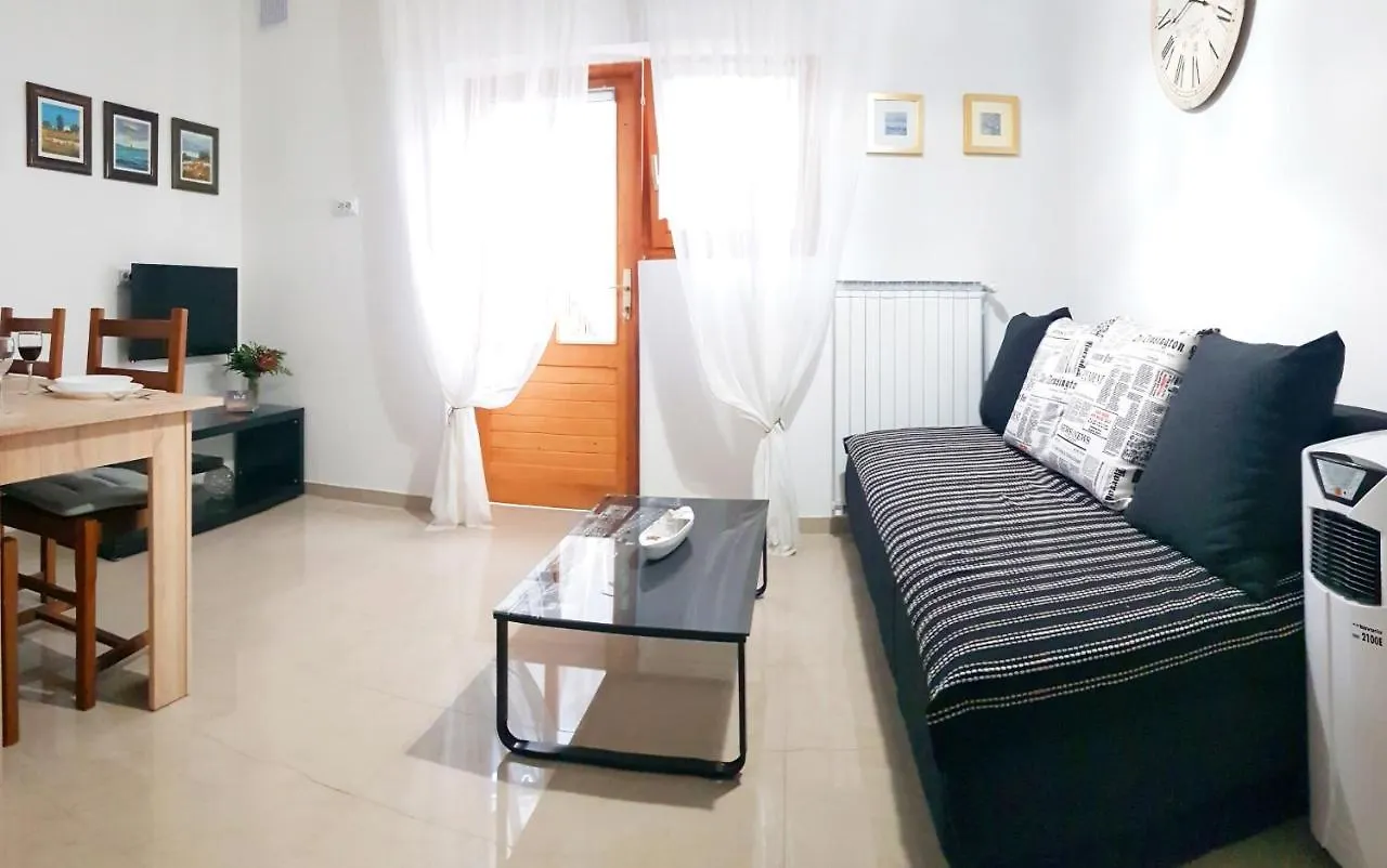 Apartmani Crikvenica 30098 - Dijana Croatia